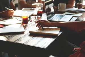 お歳暮を会社の同僚に送る必要はあるの？